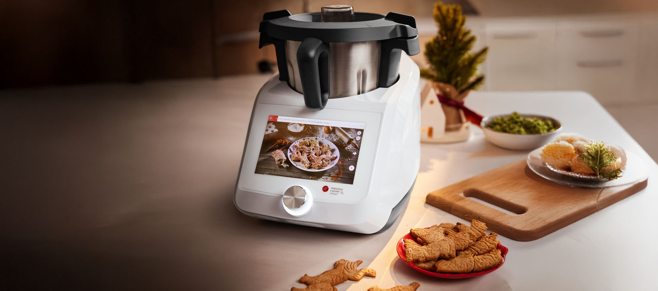 Robot de cozinha Monsieur Cuisine Smart com biscoitos de Natal e decoração festiva.