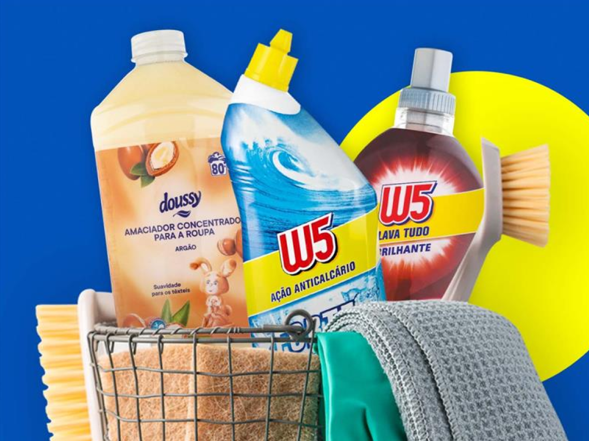 Produtos de limpeza e amaciador de roupa Doussy e W5 em um cesto de arame.