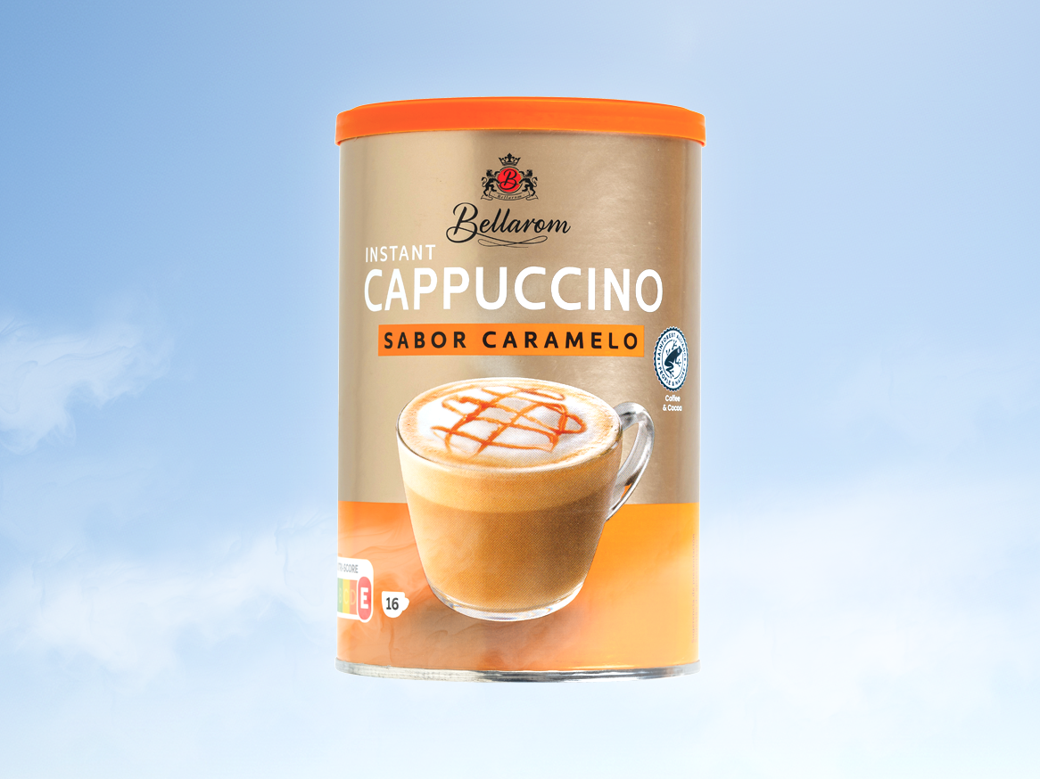 Lata de cappuccino instantâneo Bellarom sabor caramelo com uma xícara de cappuccino.