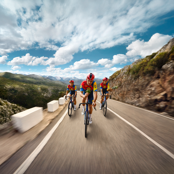 Ciclistas em uma estrada de montanha.