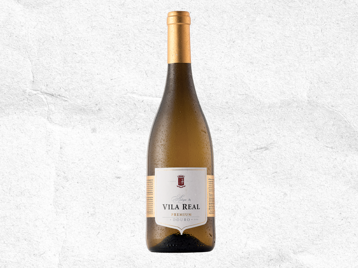 Garrafa de vinho branco com rótulo branco e dourado, com gotas de água na superfície.