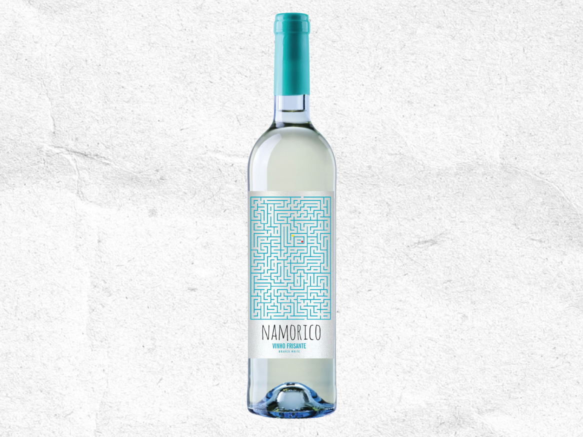 Garrafa de vinho branco com rótulo de labirinto azul e texto 'NAMORICO VINHO FRISANTE'.