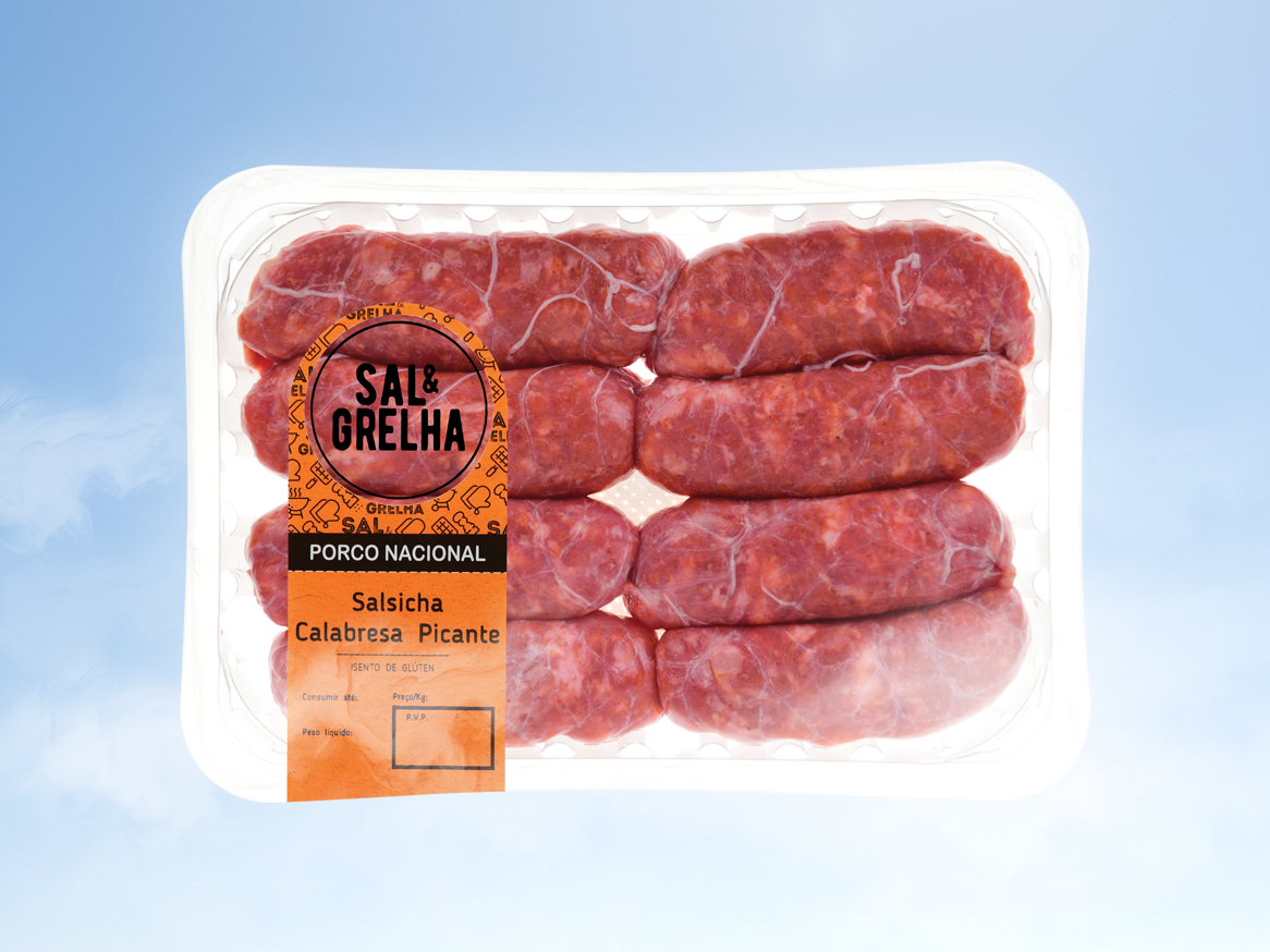 Embalagem de salsichas calabresa picante da marca Sal & Grelha, com fundo de céu azul.