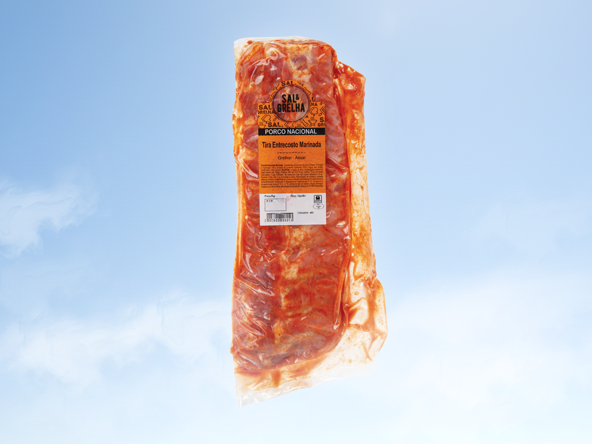 Embalagem de carne de porco marinada da marca Sal & Grelha, com rótulo 'Porco Nacional'.