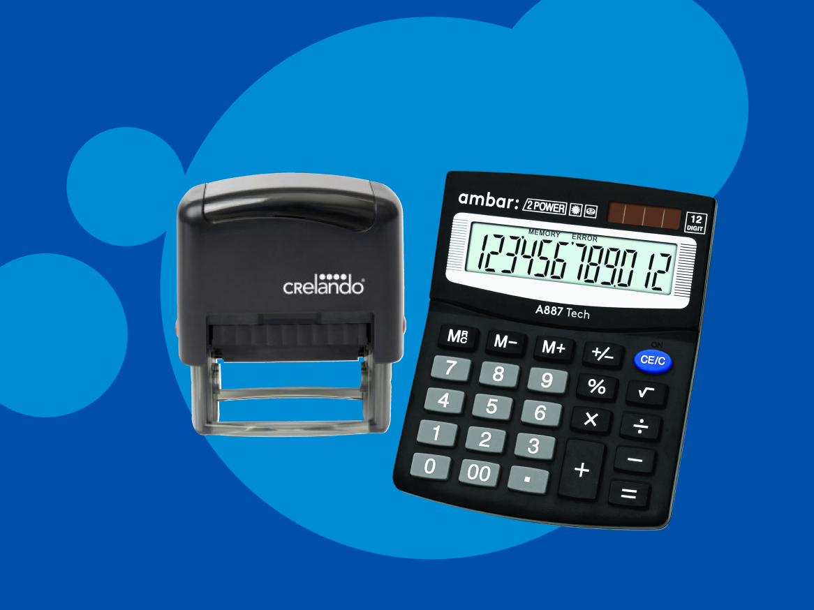 Um carimbo Crelando e uma calculadora Ambar em um fundo azul.