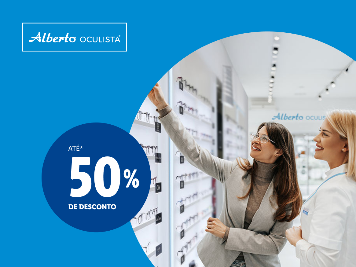Mulher a escolher óculos numa ótica Alberto Oculista, com 50% de desconto.