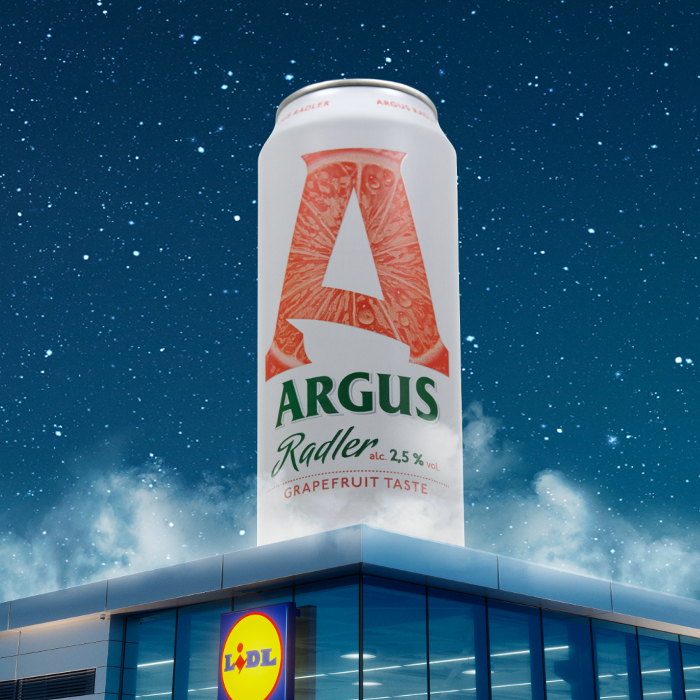Lata gigante de Argus Radler com sabor a toranja no topo de uma loja Lidl, sob um céu estrelado.