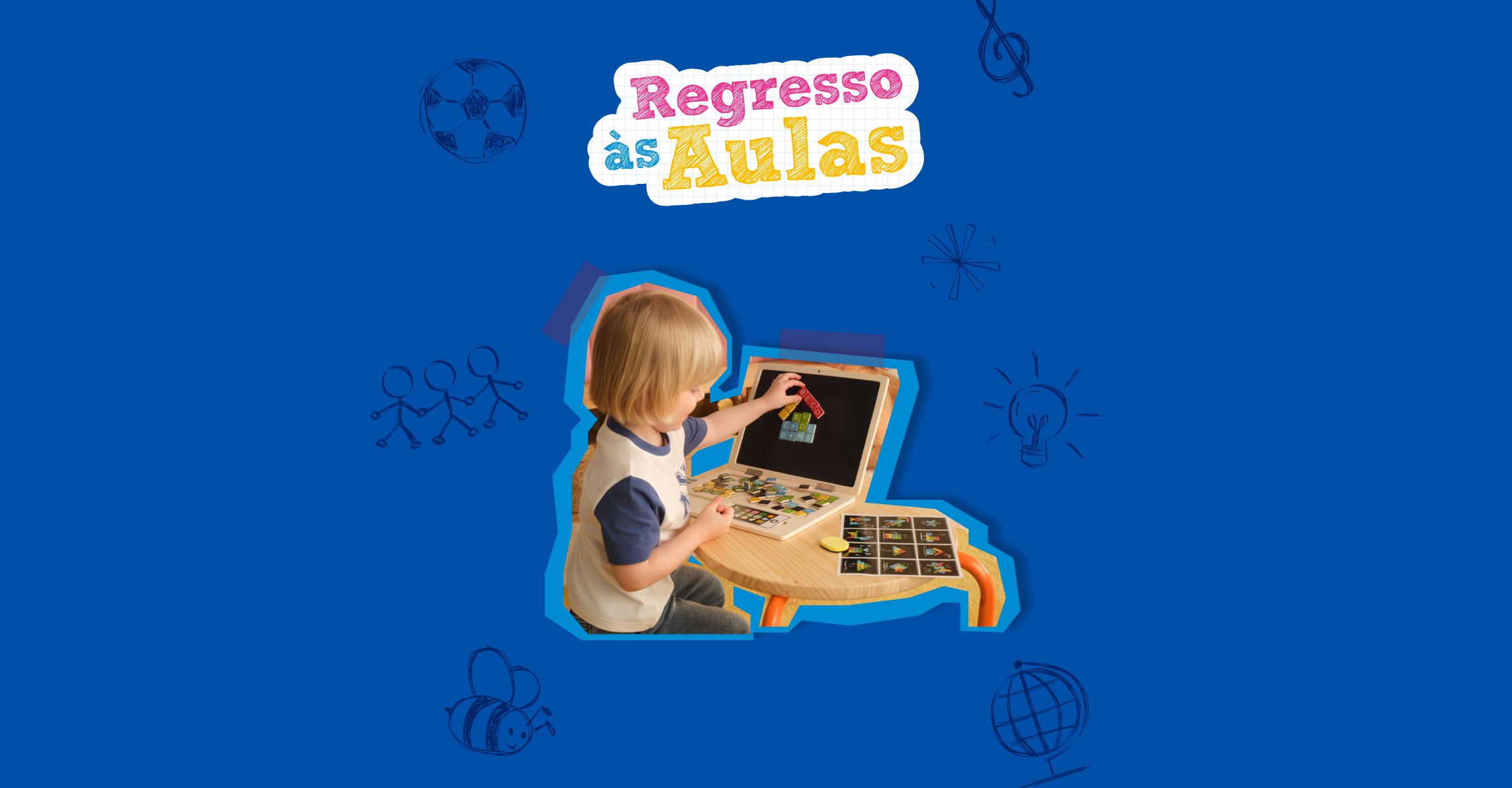 Criança a brincar com um quadro magnético em forma de portátil, com o texto 'Regresso às Aulas'.