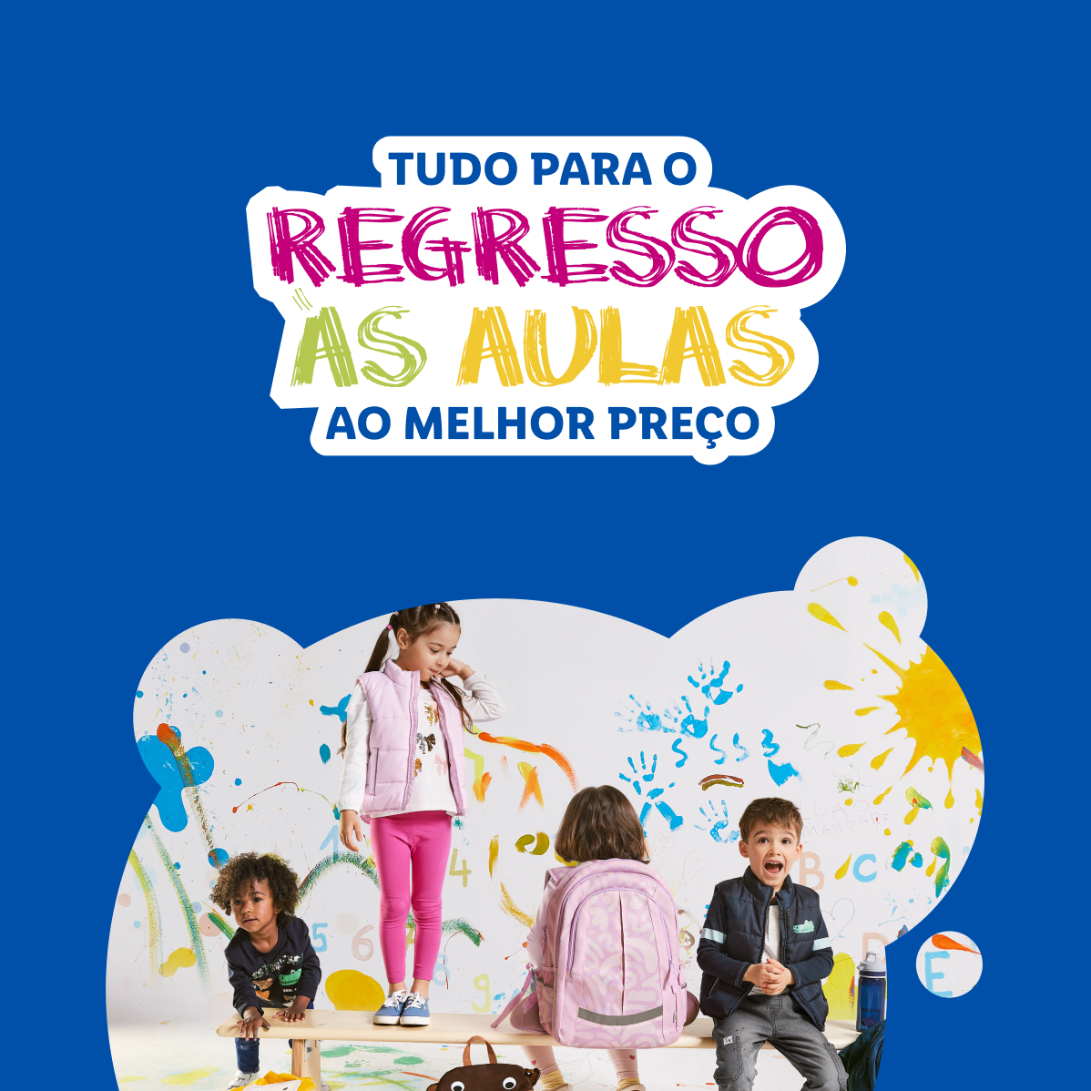 Crianças em um ambiente de sala de aula com a frase 'Tudo para o regresso às aulas ao melhor preço'.