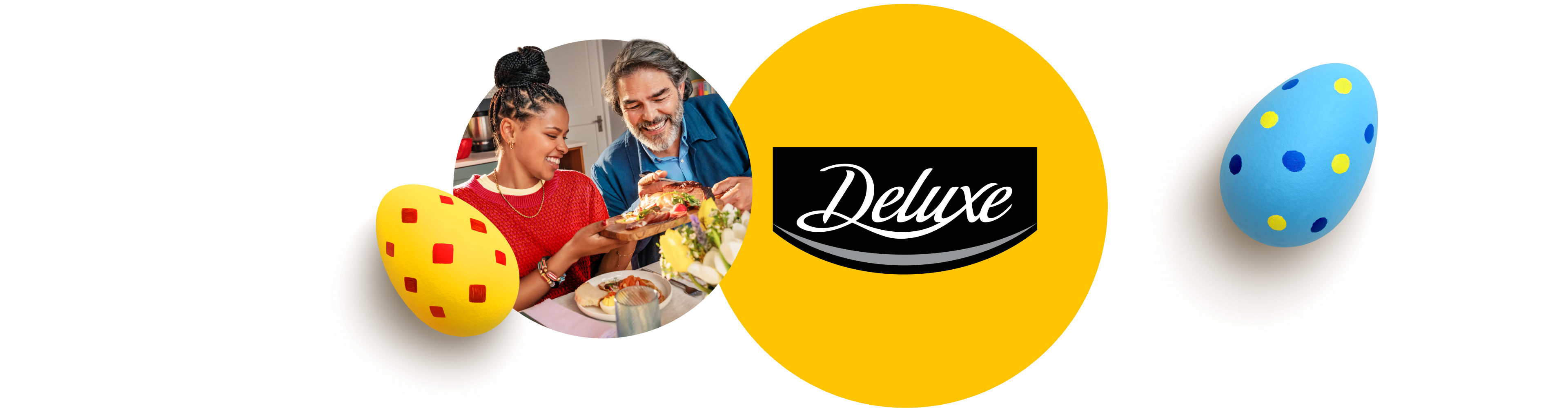 Casal feliz a partilhar uma refeição, com um ovo de Páscoa e o logótipo da marca.