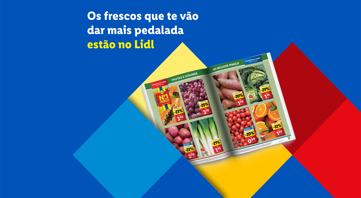 Anúncio do Lidl com frutas e legumes frescos em promoção, como uvas, batata-doce e laranjas.