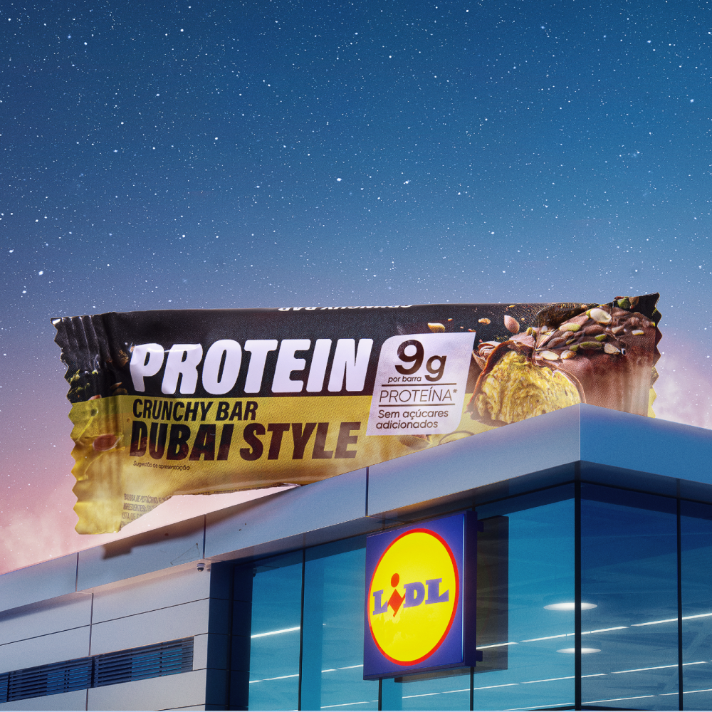 Barra de proteína Lidl Dubai Style com 9g de proteína, sem açúcares adicionados, sobre uma loja Lidl.