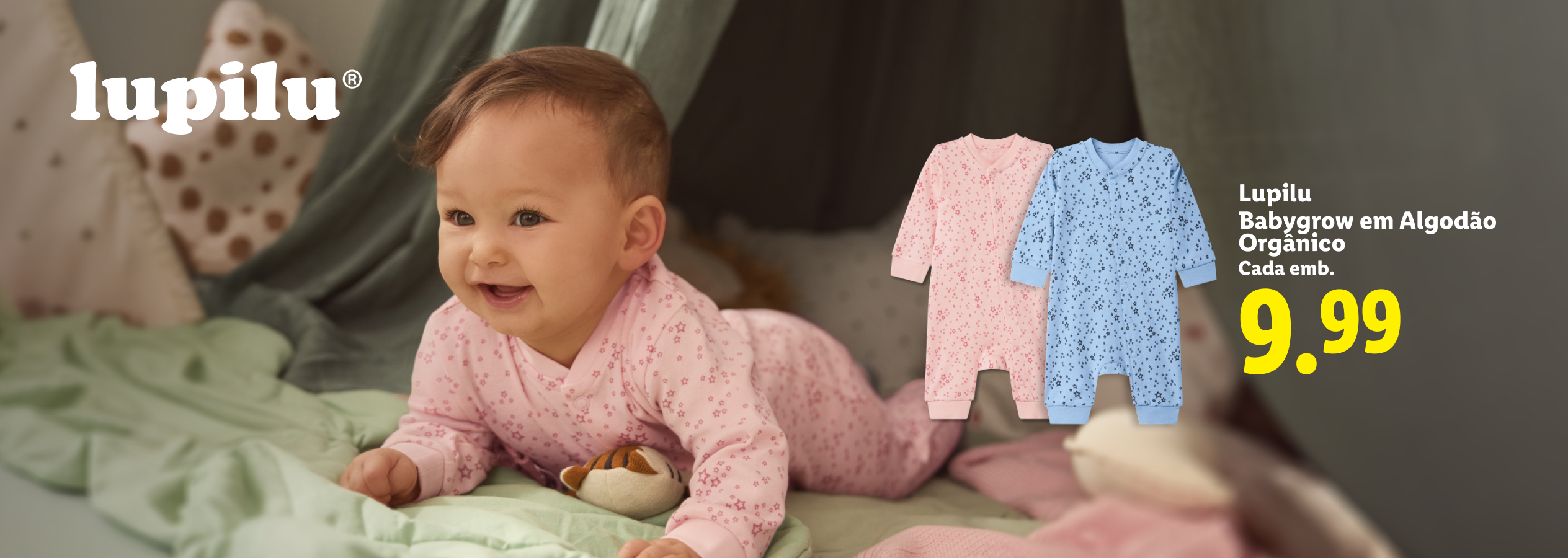 Bebé sorridente em babygrow rosa, com babygrows azul e rosa ao lado. Preço: 9,99.