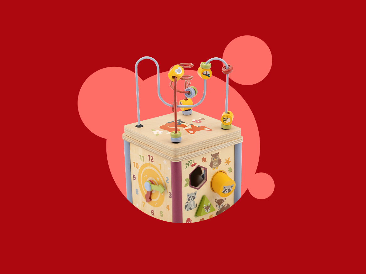Cubo de atividades de madeira com labirinto de contas, relógio e formas de animais.