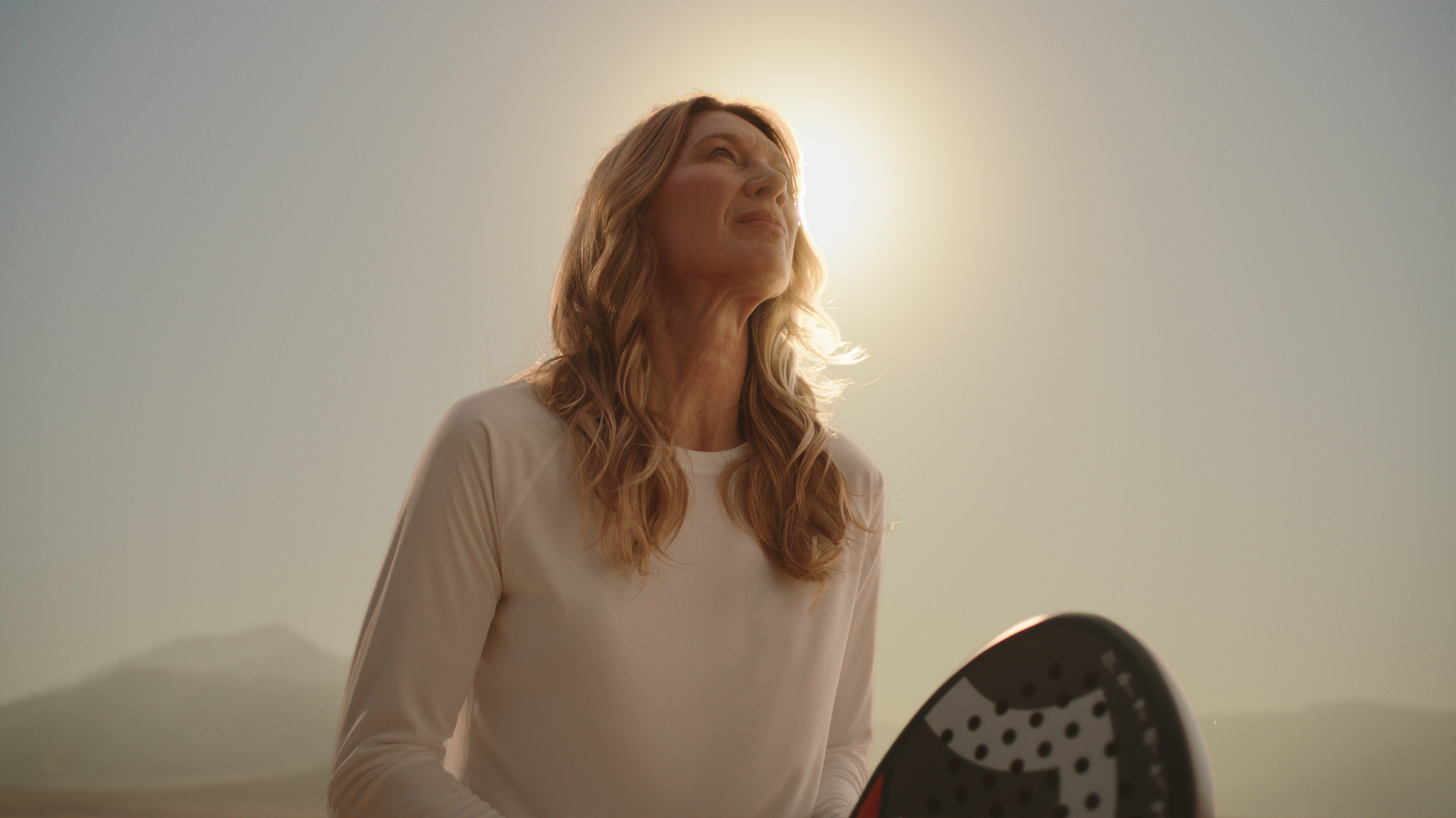 Gerado por IA - Stefanie Graf com t-shirt de desporto e raquete de padel