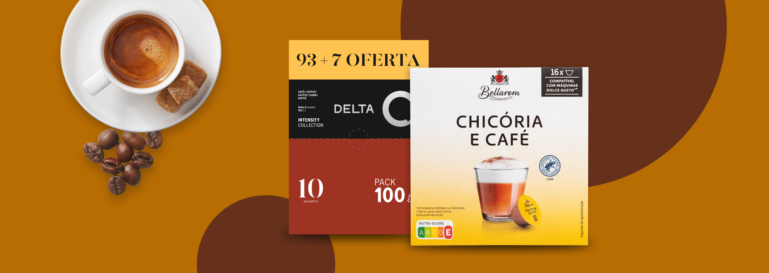 Café expresso com grãos de café e duas embalagens de cápsulas de café, uma da marca Delta e outra da Bellarom.
