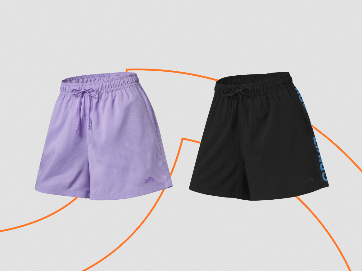 Dois shorts esportivos, um roxo e um preto, com detalhes em azul.
