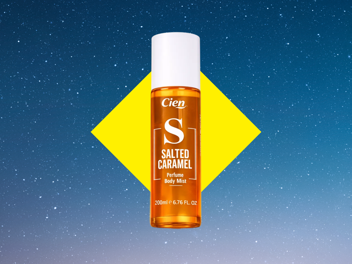 Frasco de spray de perfume corporal com aroma a caramelo salgado sobre um fundo azul estrelado.