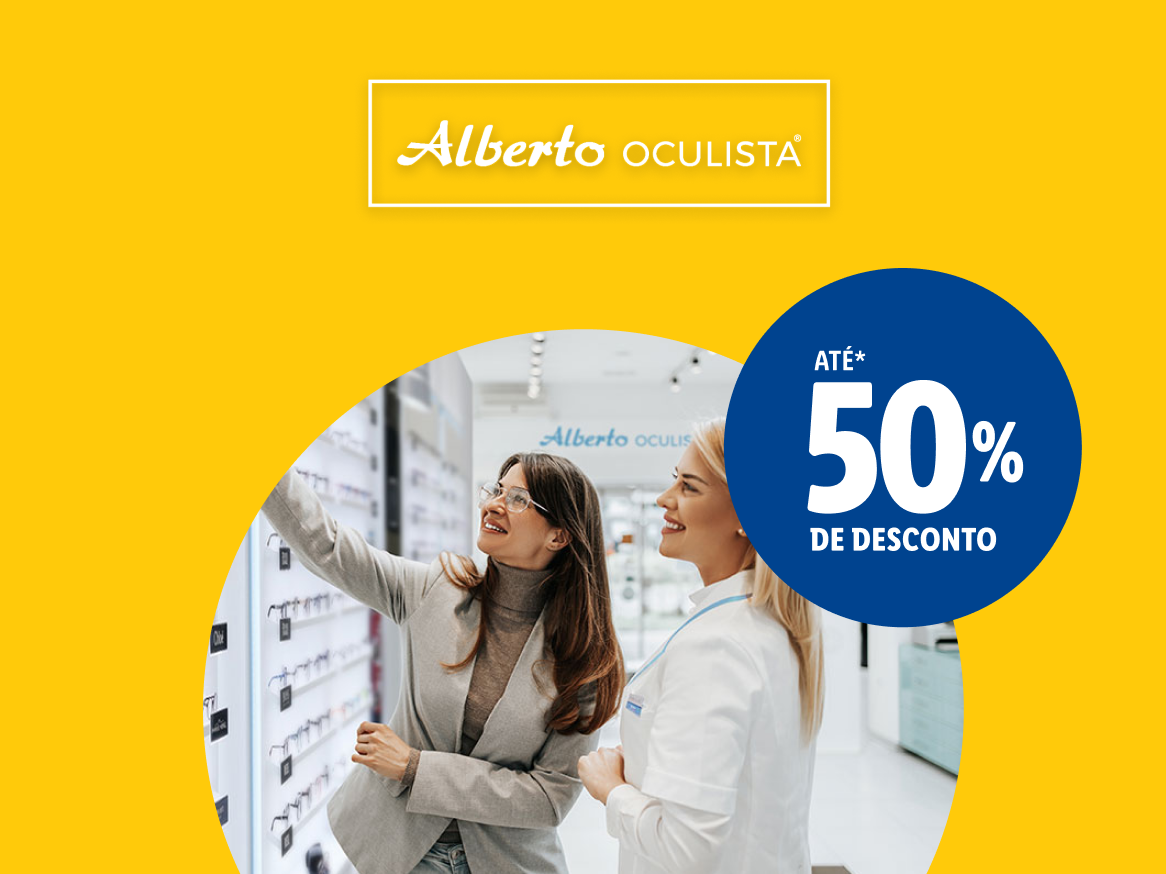 Mulher escolhendo óculos em uma loja Alberto Oculista com 50% de desconto.