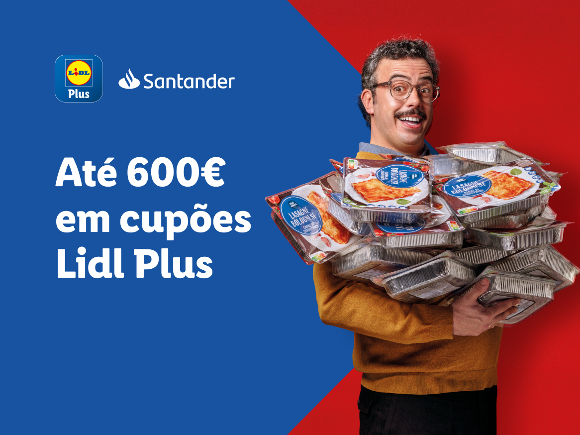 Um homem feliz carrega várias lasanhas congeladas Lidl enquanto anuncia cupons de até 600€ em parceria com o Santander.