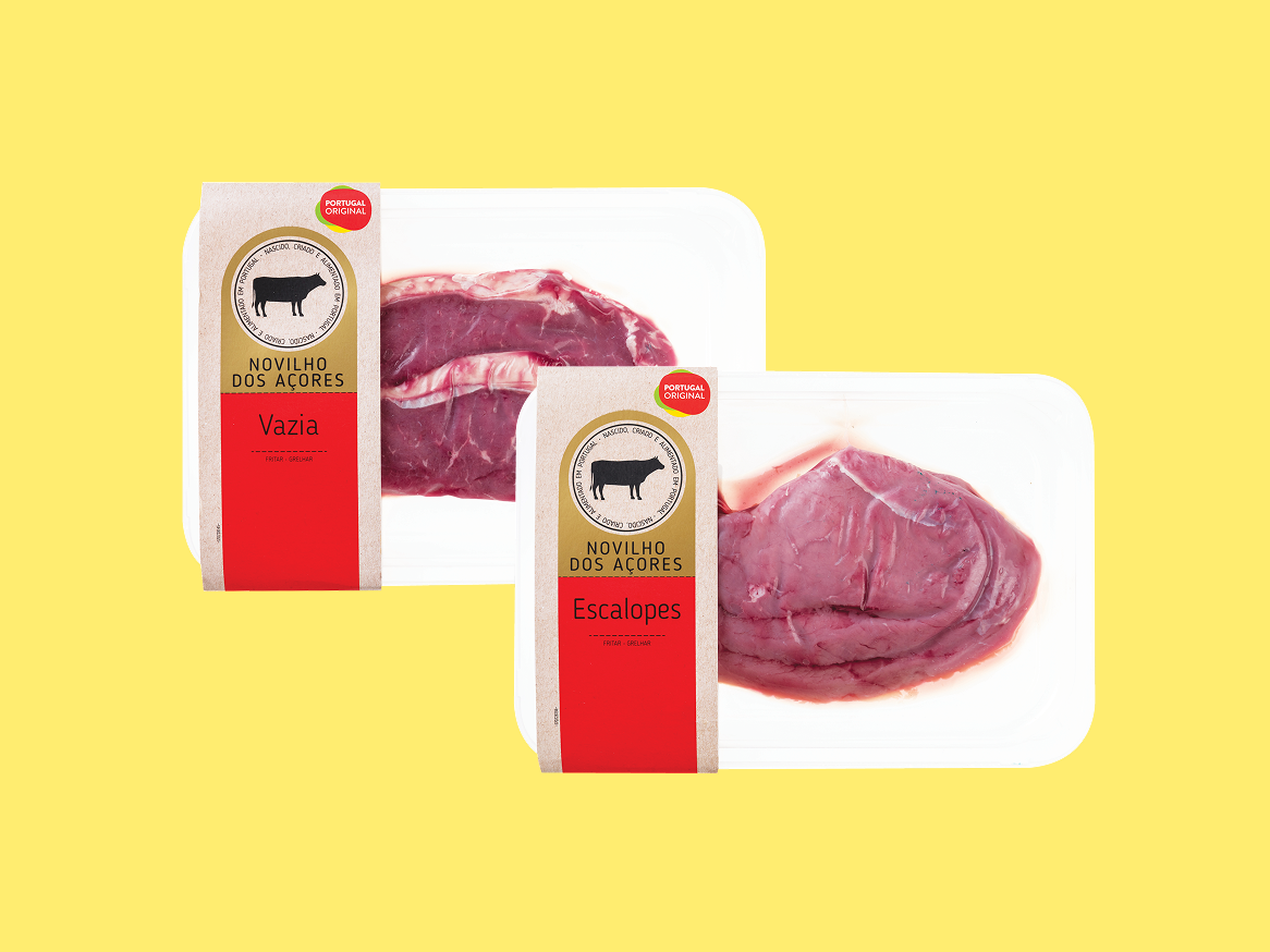 Duas embalagens de carne de vaca, uma de vazia e outra de escalopes, com rótulos 'Portugal Original'.