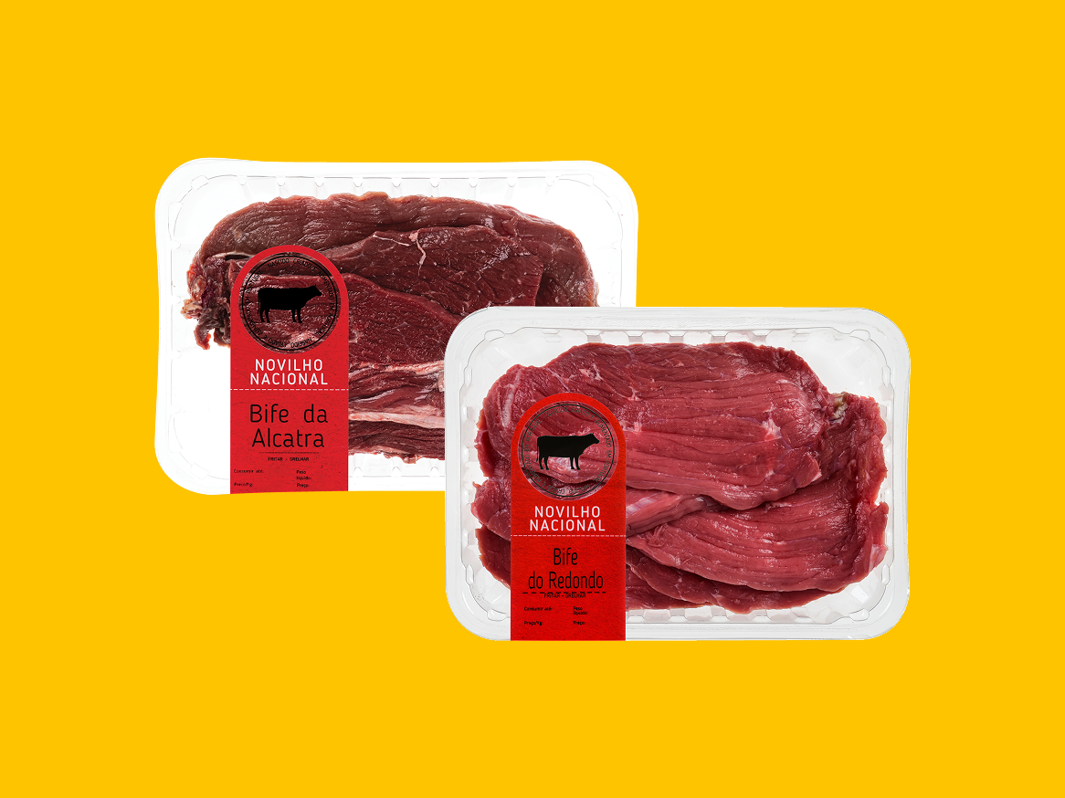 Duas embalagens de carne de vaca fresca, com etiquetas vermelhas que indicam o corte.