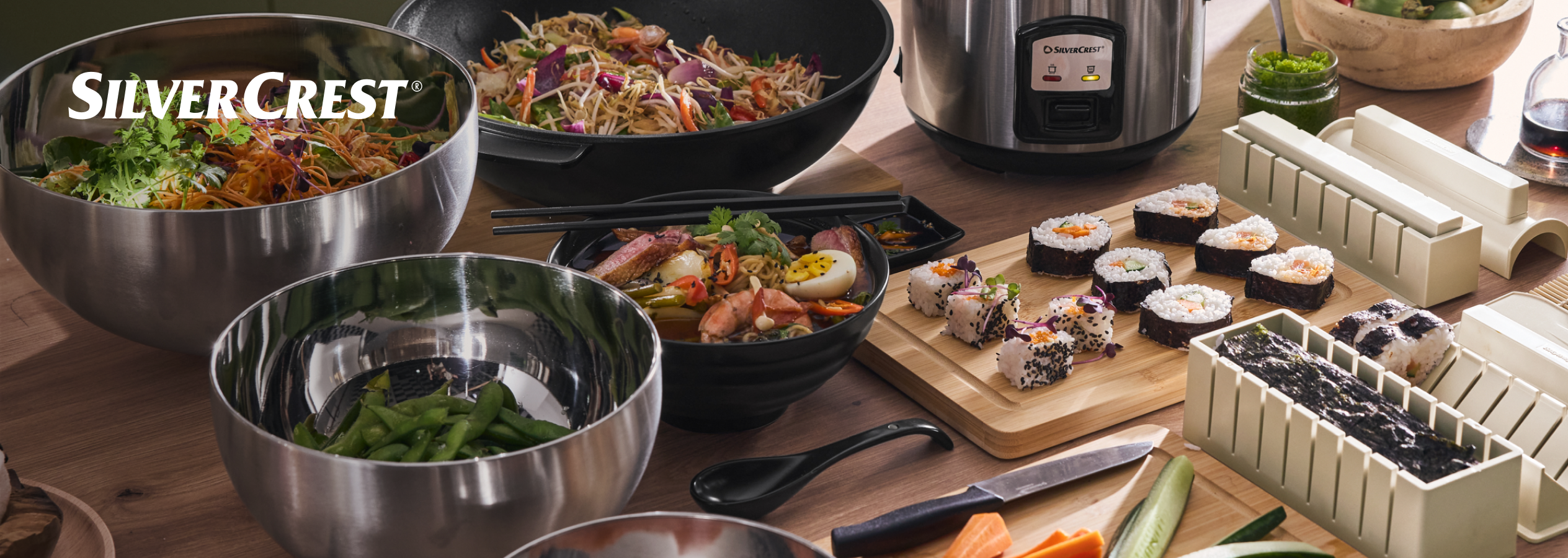 Cozinha asiática com SilverCrest: wok, taças de aço inoxidável, panela de arroz e sushi.