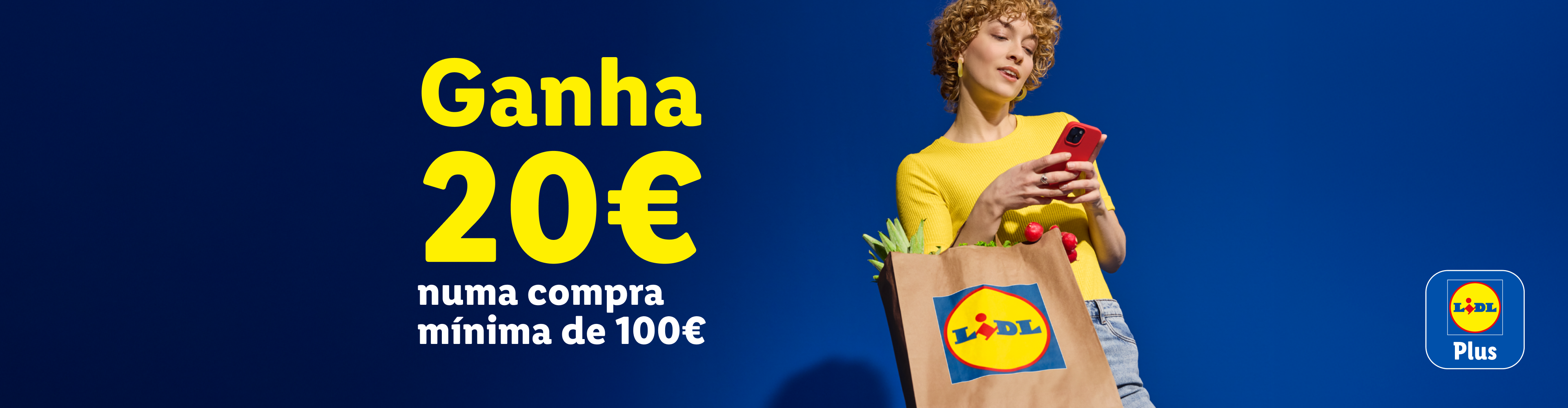 Mulher com saco de compras cheio de vegetais, a usar o telemóvel, com oferta de 20€.