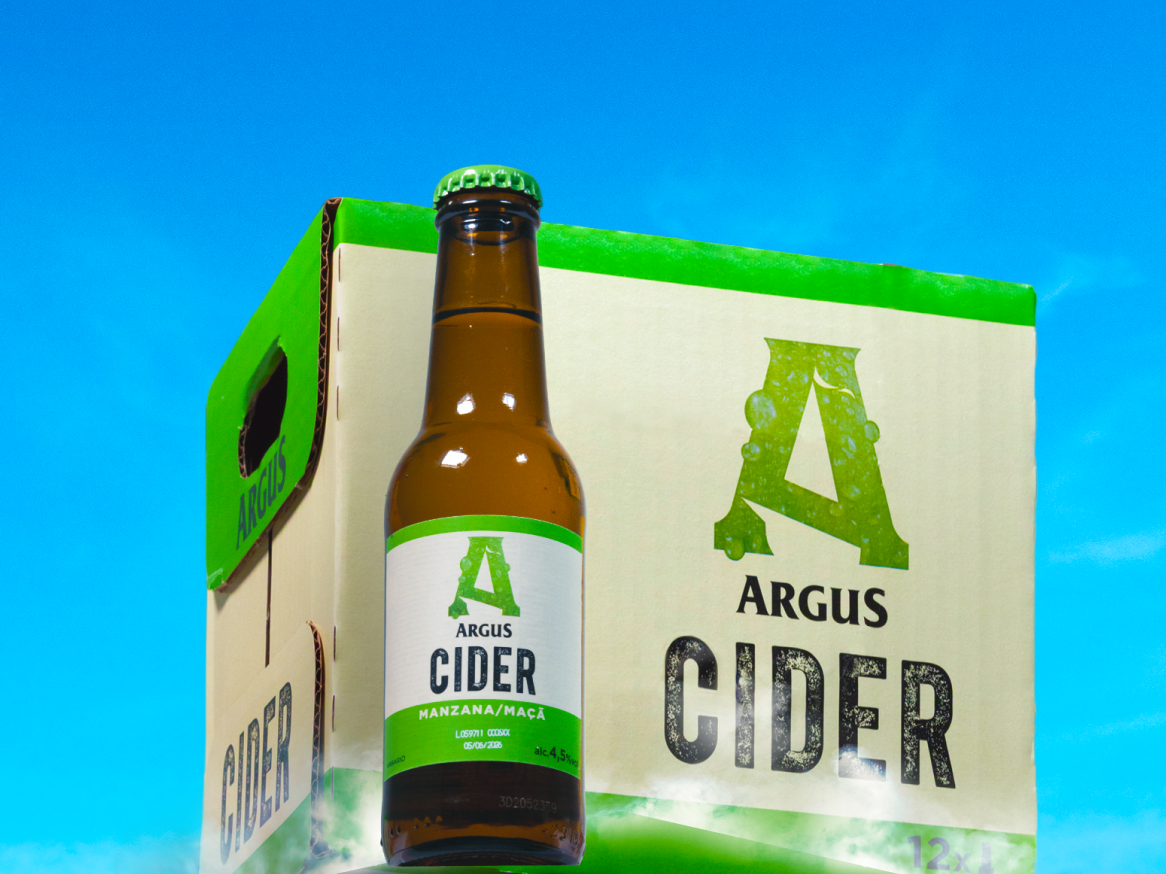 Uma garrafa e uma caixa de sidra Argus Manzana/Maçã.