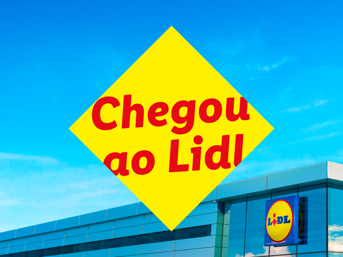 Um edifício moderno com um letreiro luminoso, com um losango amarelo com o texto 'Chegou ao Lidl!' sobreposto.