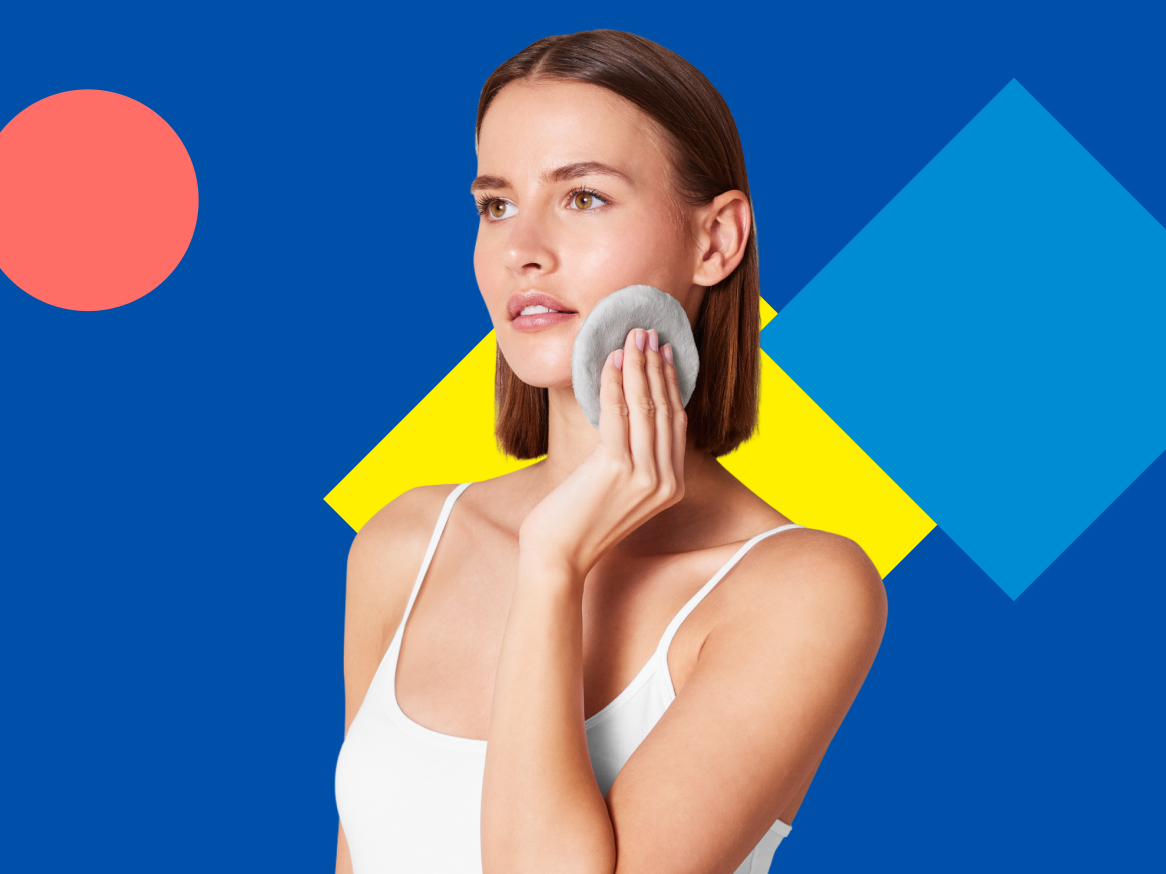 Mulher a limpar o rosto com um disco de algodão reutilizável.