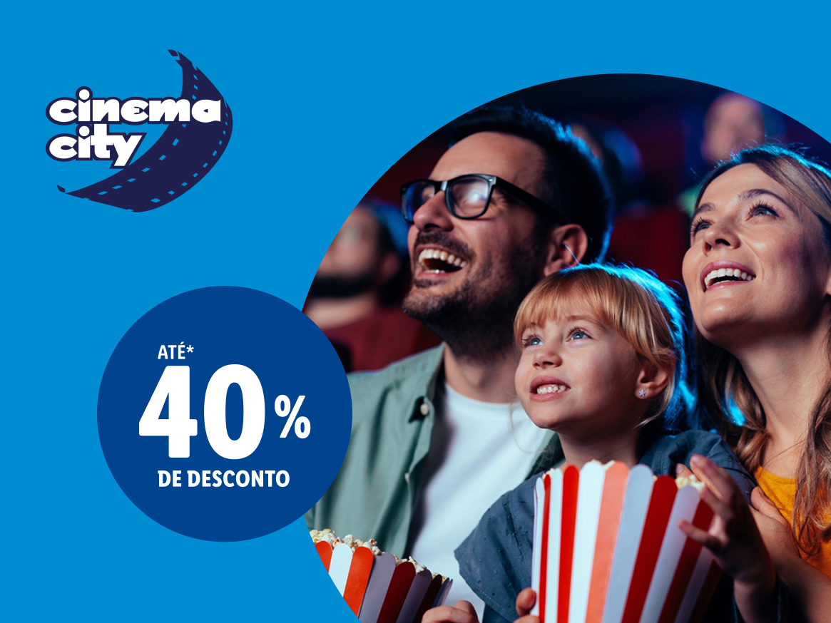 Família feliz a ver um filme no Cinema City com até 40% de desconto.