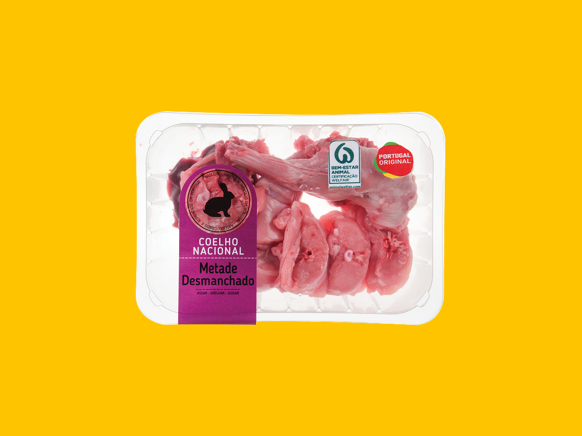 Carne de coelho nacional, metade desmanchado, com selos de bem-estar animal e origem portuguesa.