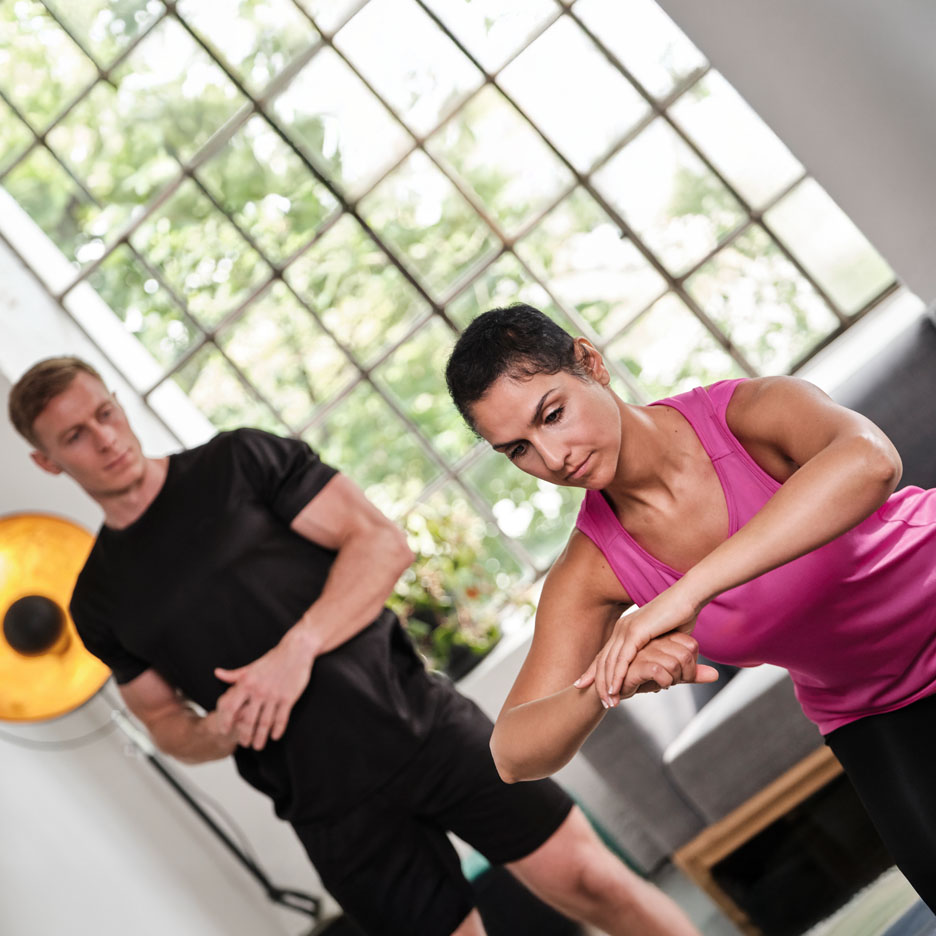 Mulher se exercitando com um personal trainer.