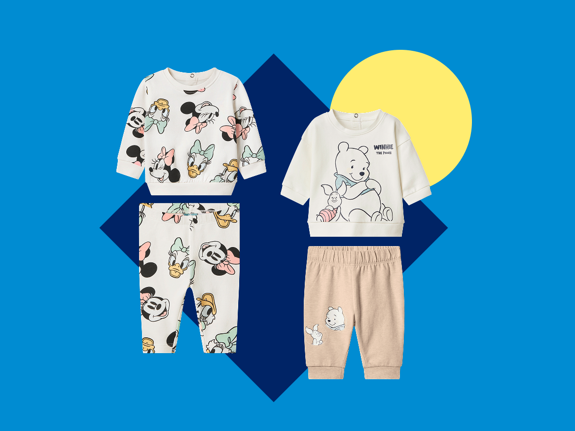 Conjuntos de bebé com camisolas e calças, um com personagens de desenhos animados e outro com o Ursinho Pooh.