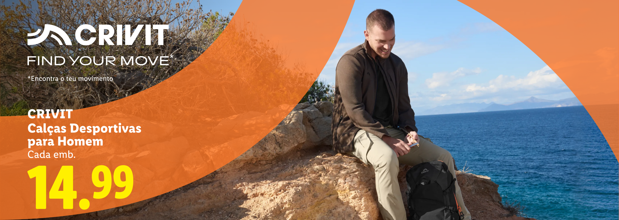 Homem sentado numa rocha com calças desportivas, mochila e vista para o mar. Preço: 14,99.