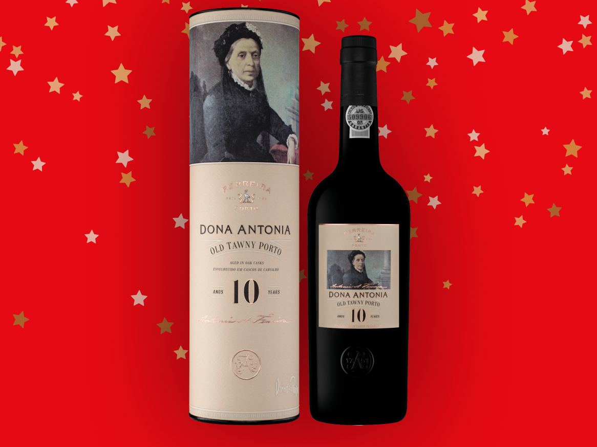Garrafa e embalagem de Ferreira Dona Antónia Old Tawny Porto 10 Anos sobre fundo vermelho com estrelas.