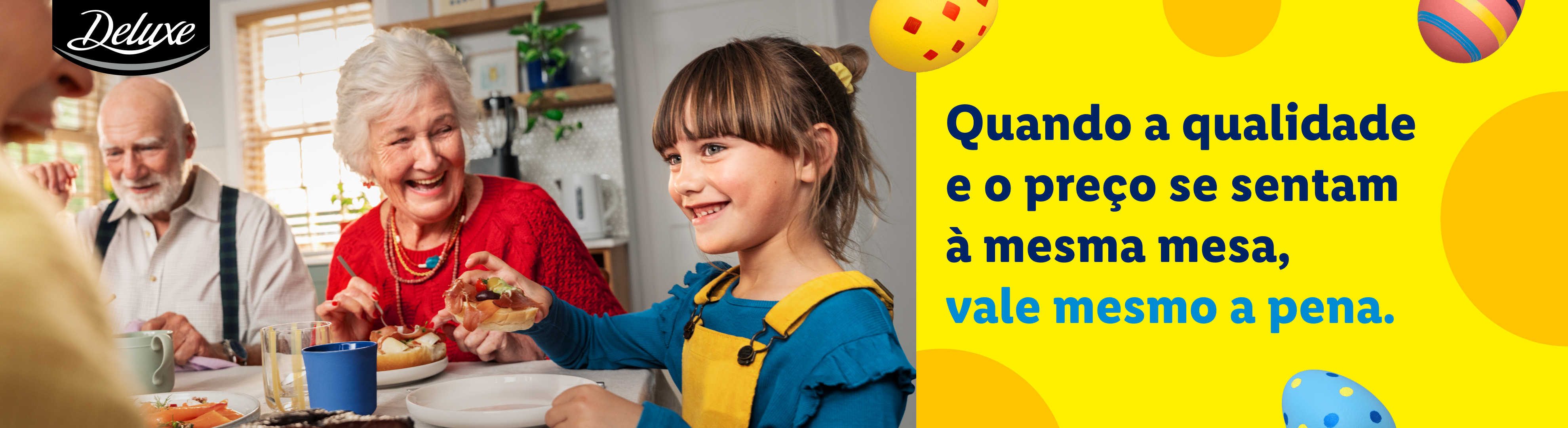 Família feliz a desfrutar de uma refeição, com a frase: 'Quando a qualidade e o preço se sentam à mesma mesa, vale mesmo a pena.'