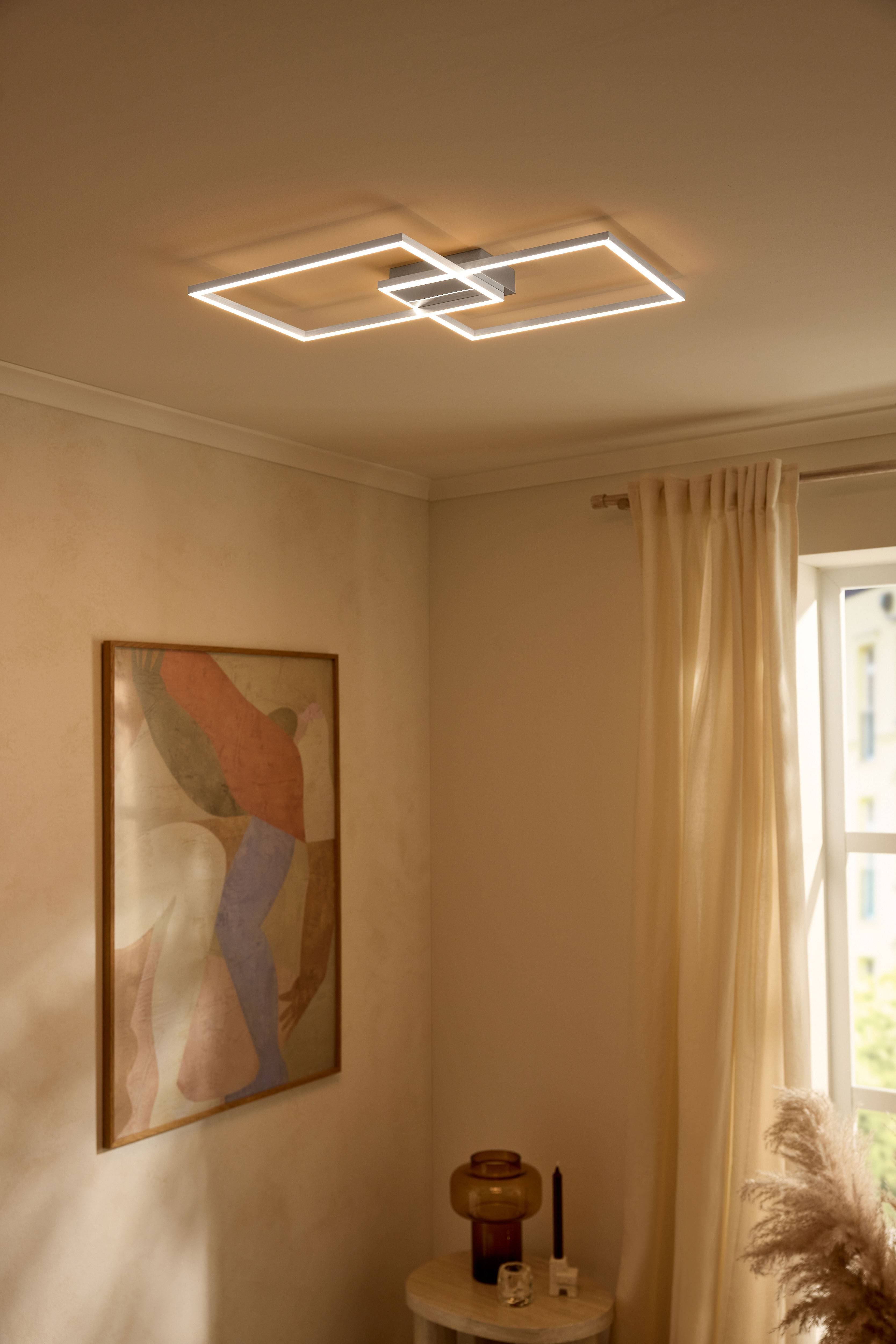 Candeeiro de teto LED moderno em formas retangulares iluminando um quarto bege.