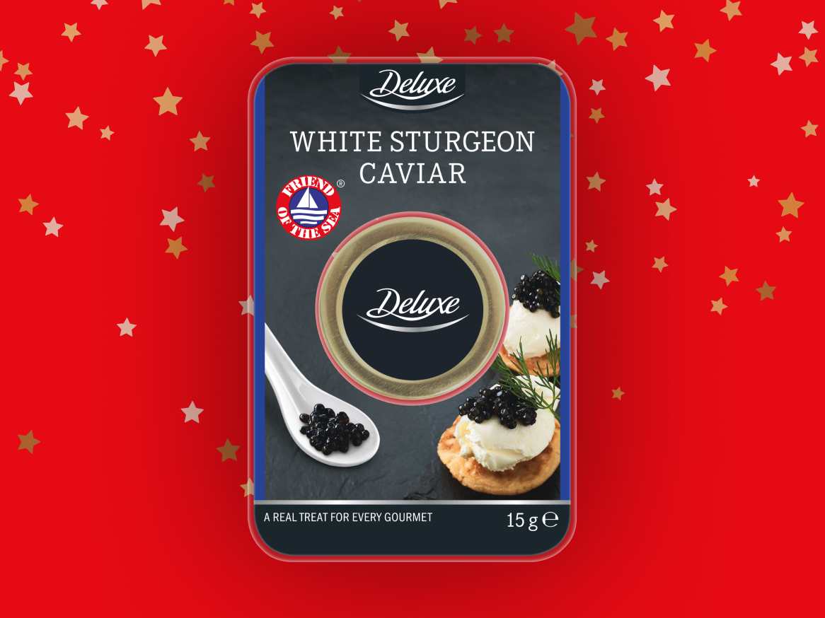 Embalagem de caviar de esturjão branco Deluxe com colher e canapés, sobre fundo vermelho com estrelas.