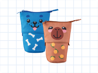 Dois estojos de lápis de tecido com designs de animais, um azul com um cão e outro castanho com um urso.