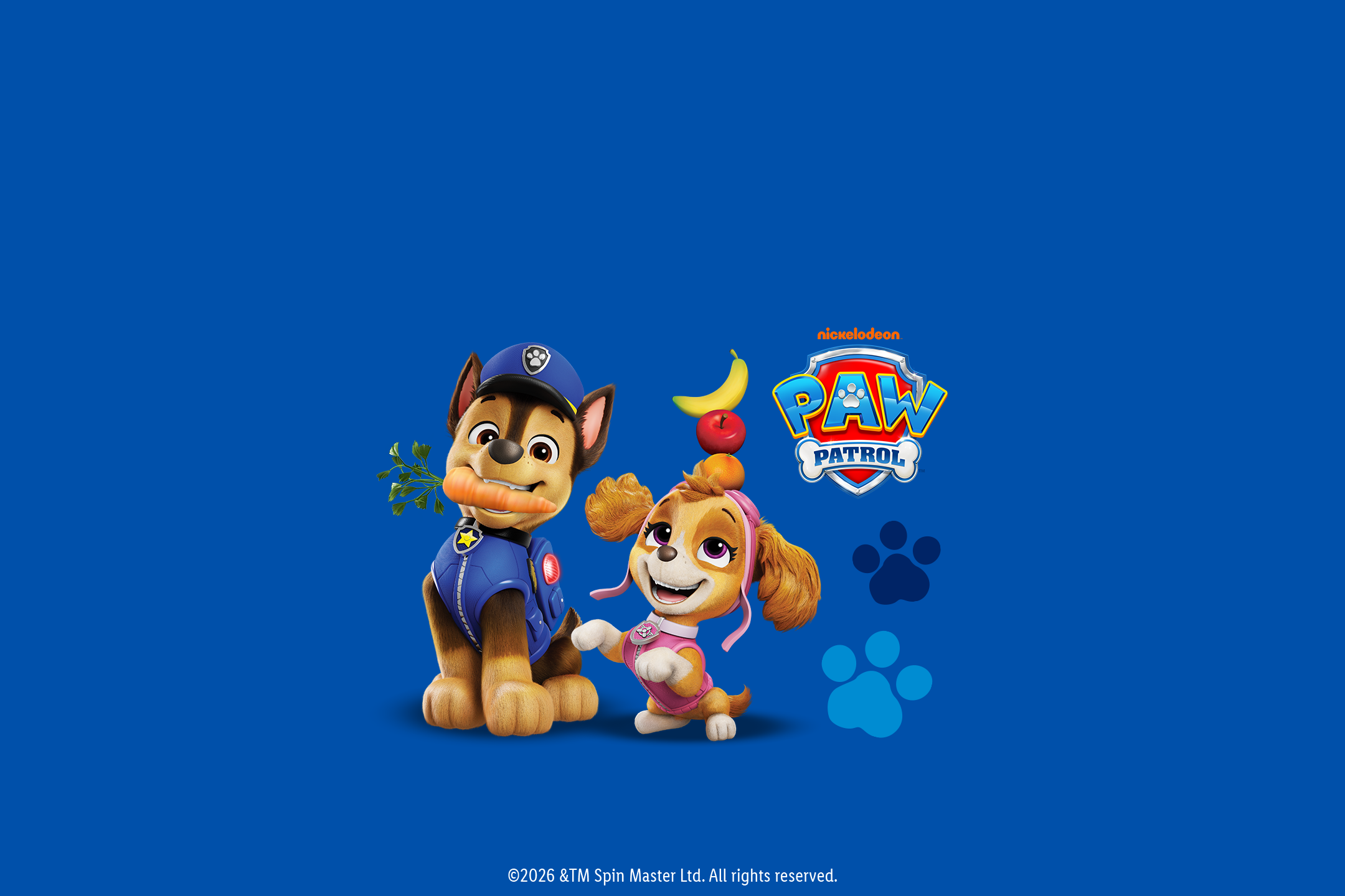 Dois cachorros, um com uma cenoura, o outro com fruta na cabeça, com logótipo e patas.