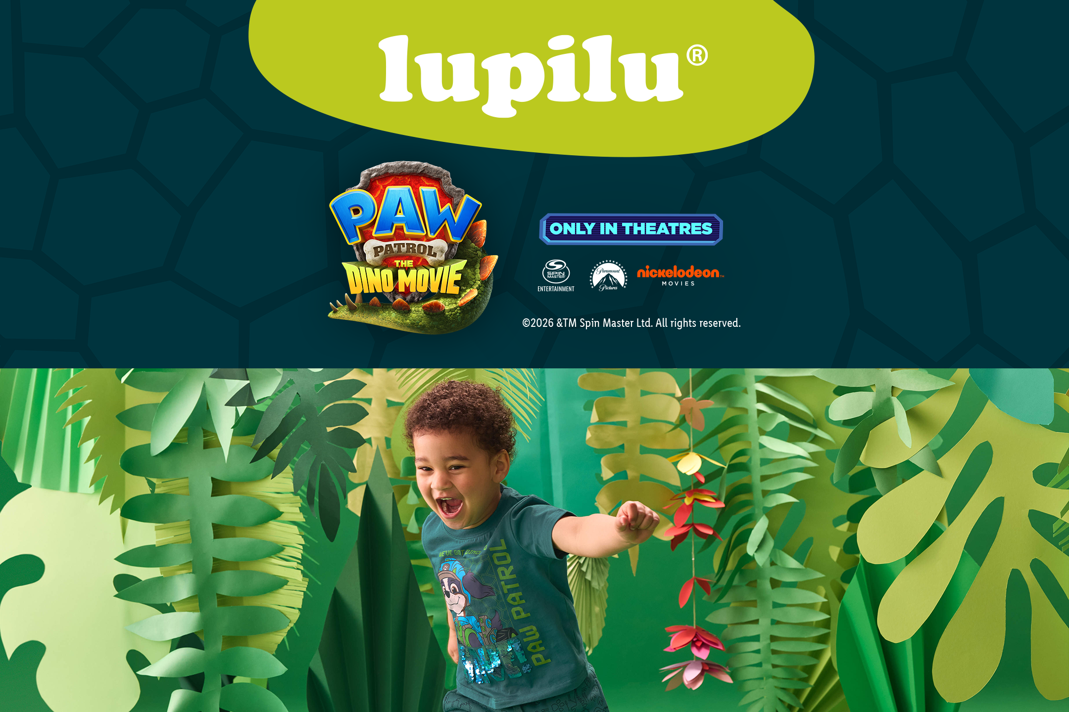 Menino com t-shirt Paw Patrol Dino Movie em fundo de selva.