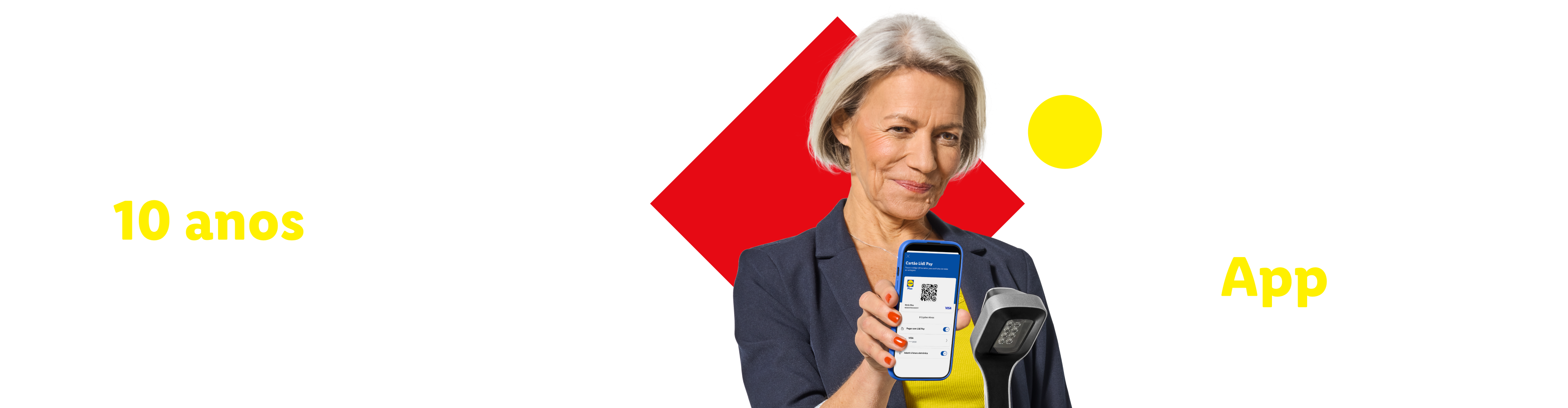 Mulher a usar uma aplicação de pagamento móvel num supermercado, com o texto '10 anos de compras patrocinadas começam com uma App'.