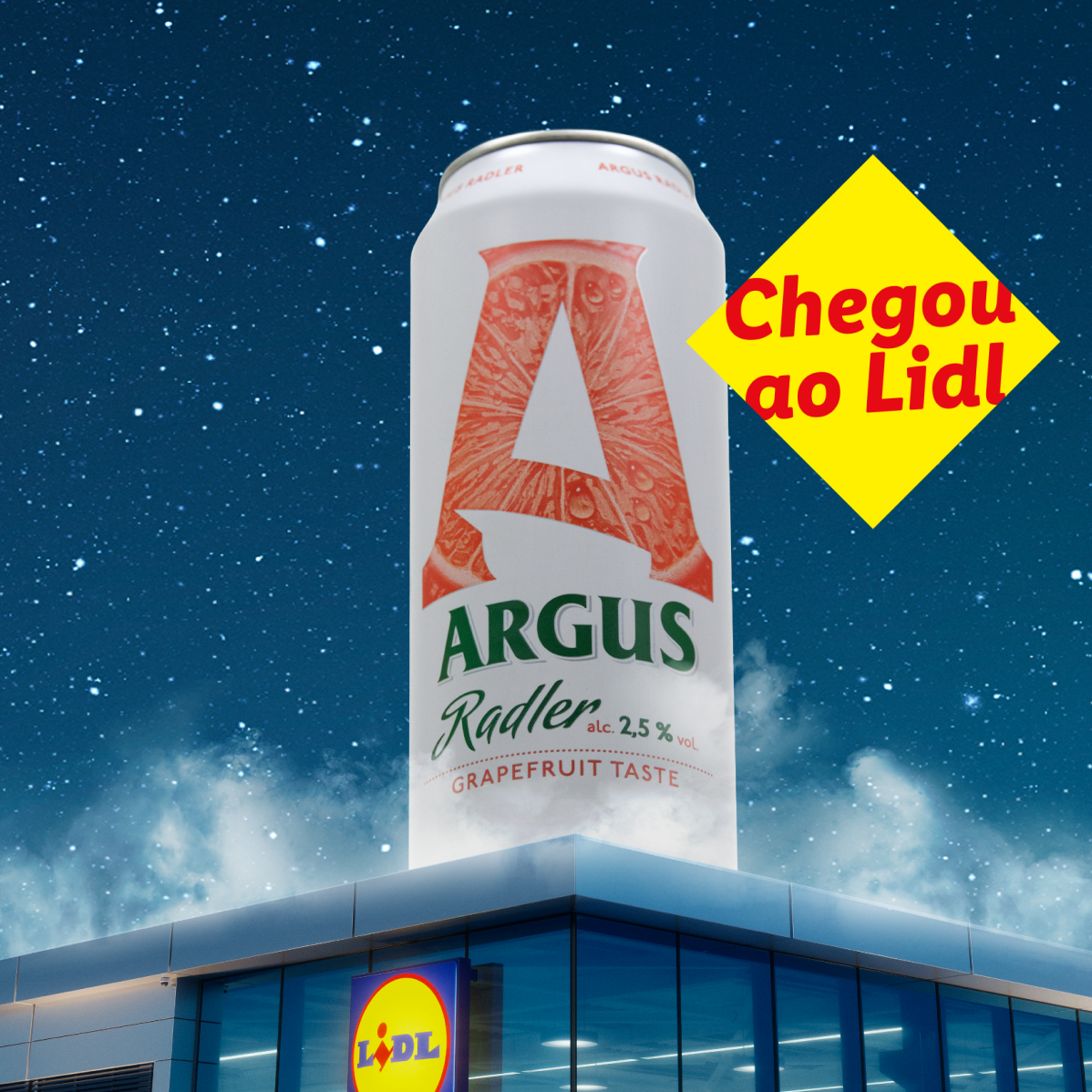 Lata gigante de Argus Radler Toranja no topo de um Lidl, com a frase 'Chegou ao Lidl'.