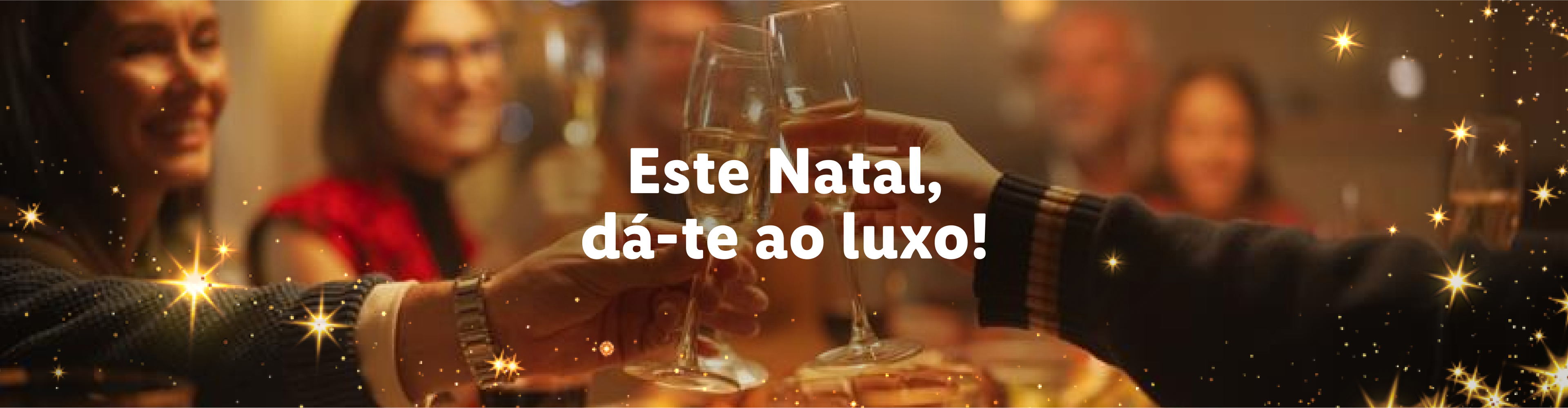 Pessoas a brindar com champanhe numa mesa de Natal festiva com a frase 'Este Natal, dá-te ao luxo!'.
