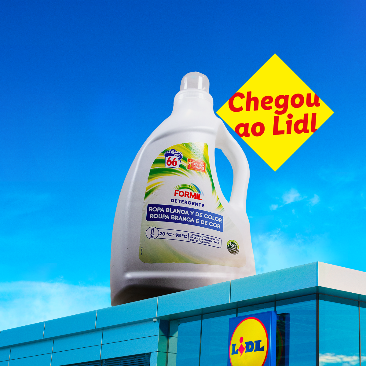 Um grande frasco de detergente Formil para roupas brancas e coloridas está em cima de uma loja Lidl.