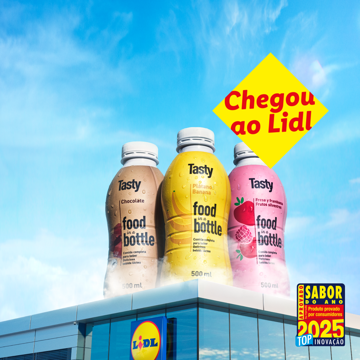 Três garrafas Tasty Food Bottle da Lidl, sabores chocolate, banana e frutos silvestres, sobre um edifício.