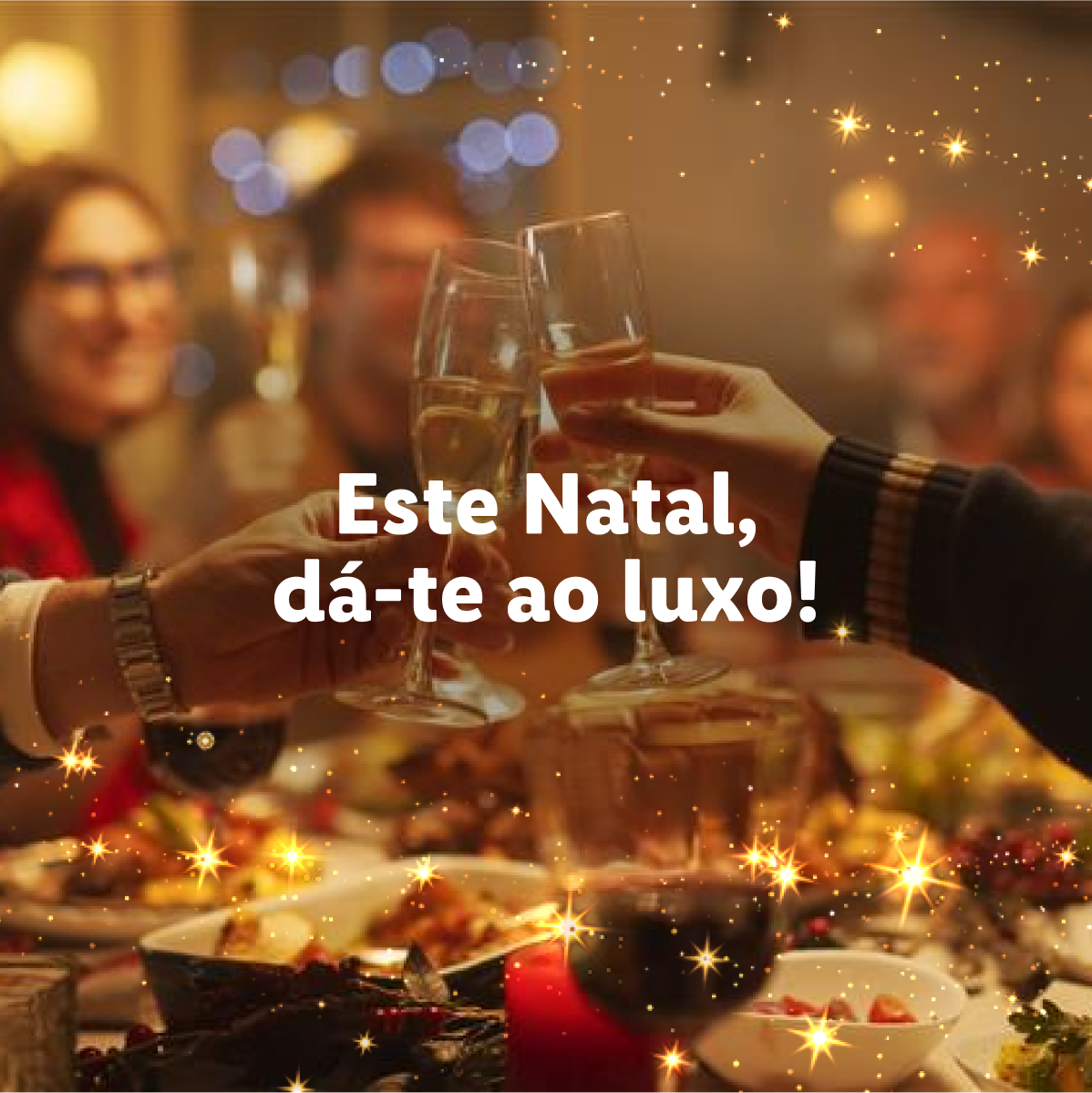 Pessoas a brindar com champanhe numa mesa de Natal festiva com a frase 'Este Natal, dá-te ao luxo!'.