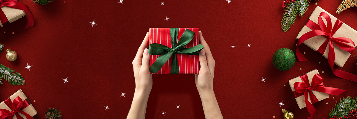 Presentes de Natal: caixas vermelhas com fita verde.